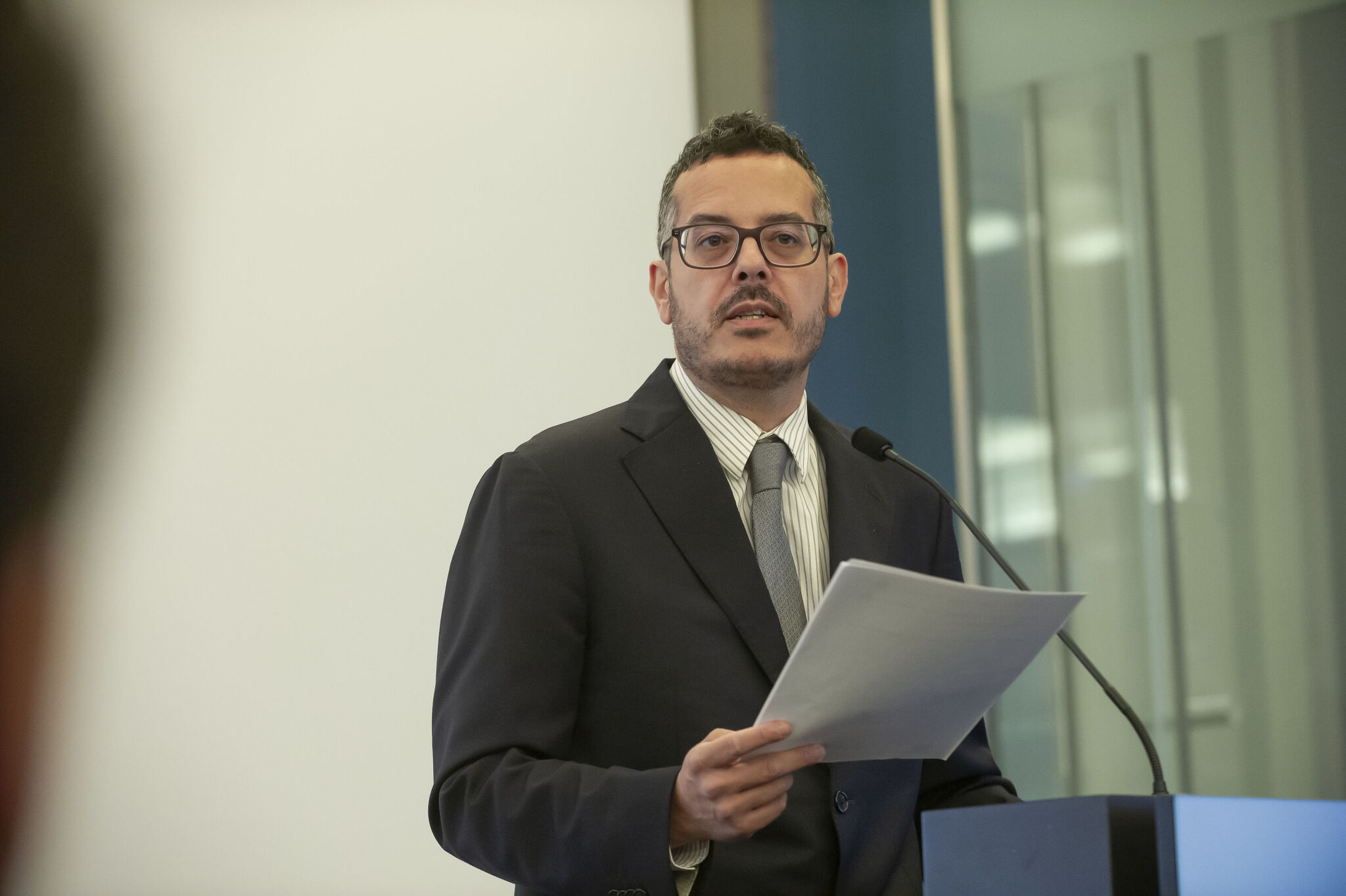 Francesco Mureddu, Vice President for Development and Senior Researcher at The Lisbon Council, delivers the opening remarks at the IDEAL Cluster Summit – The Air We Share in Brussels. He welcomes participants from across Europe and highlights the importance of collaboration in translating indoor air quality research into practical solutions and lasting societal impact.